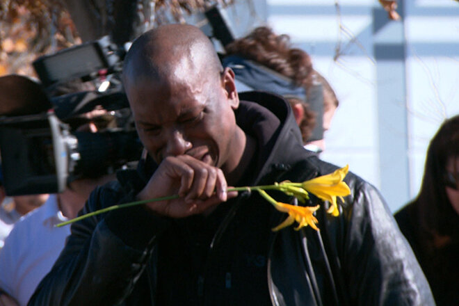 Тайриз Гибсон плачет на похоронах Пола Уокера