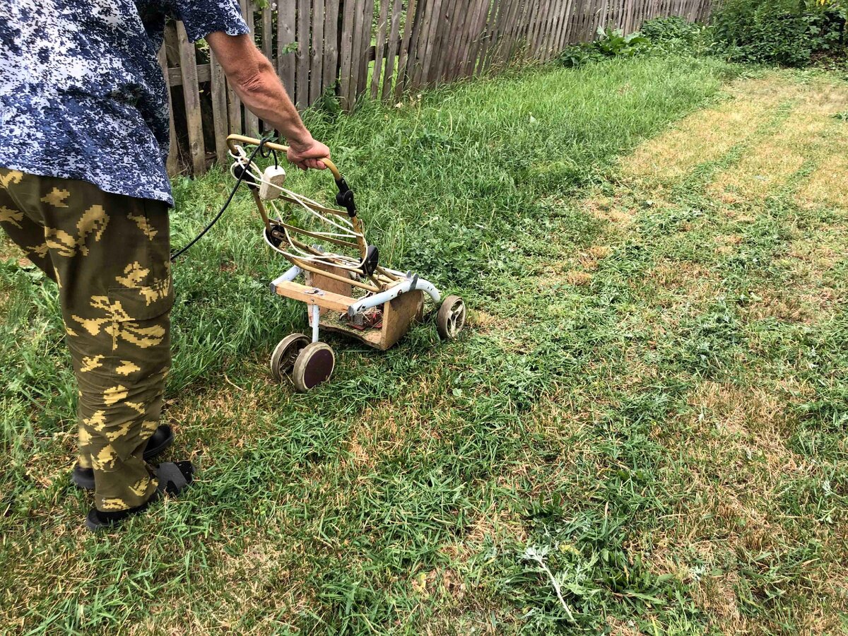 Газонокосилка аккуратно укладывает траву и не разбрасывает ее вокруг