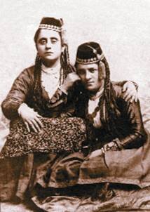 600 лет назад — в 1399 году великий князь Литовский Витаутас (Витовт) после своего победоносного похода в Крым в конце XIV века перевёз в Литву около четырёхсот караимских семей и расселил их вокруг своего замка. Великолепные воины, прекрасные всадники, караимы отлично дополнили войско князя. Не зависящие ни от кого, кроме своего правителя, неподкупные караимы оказались самыми надежными стражниками и составили личную гвардию князя Витаутаса. По роду занятий они образовывали две группы — гражданские и военные. Военным было доверено охранять мосты и замки, а также западные границы Литвы от немецких рыцарей. Гражданские занимались мелким ремеслом, торговали, были переводчиками, писцами, земледельцами.
Переселение караимов в Литву продолжалось и в XV-XVI вв. Тракай стал основным местом их поселения. Позже караимы стали селиться в Паневежисе, Пасвалисе, Вильнюсе и других городах Литвы. Но духовным и культурным центром литовских караимов всегда был и продолжает оставаться Тракай. Выжить в трудных условиях караимам позволила толерантность литовцев по отношению к ним, которая проявлялась не только в быту, но и в государственных актах, выходивших в разные эпохи.
Cегодня в Литве живёт 257 караимов, в Тракае их сейчас около 80. В 1997 году город Тракай пышно праздновал 600-летие пребывания караимов на литовской земле.
