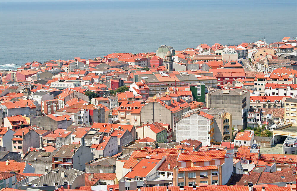 Начался подъем.... внизу черепичные крыши...