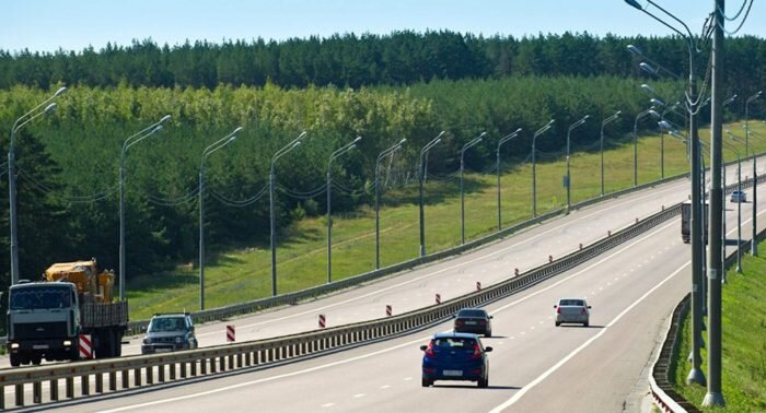 Учёные рассказали, почему нельзя ехать в левом ряду при свободном правом. 