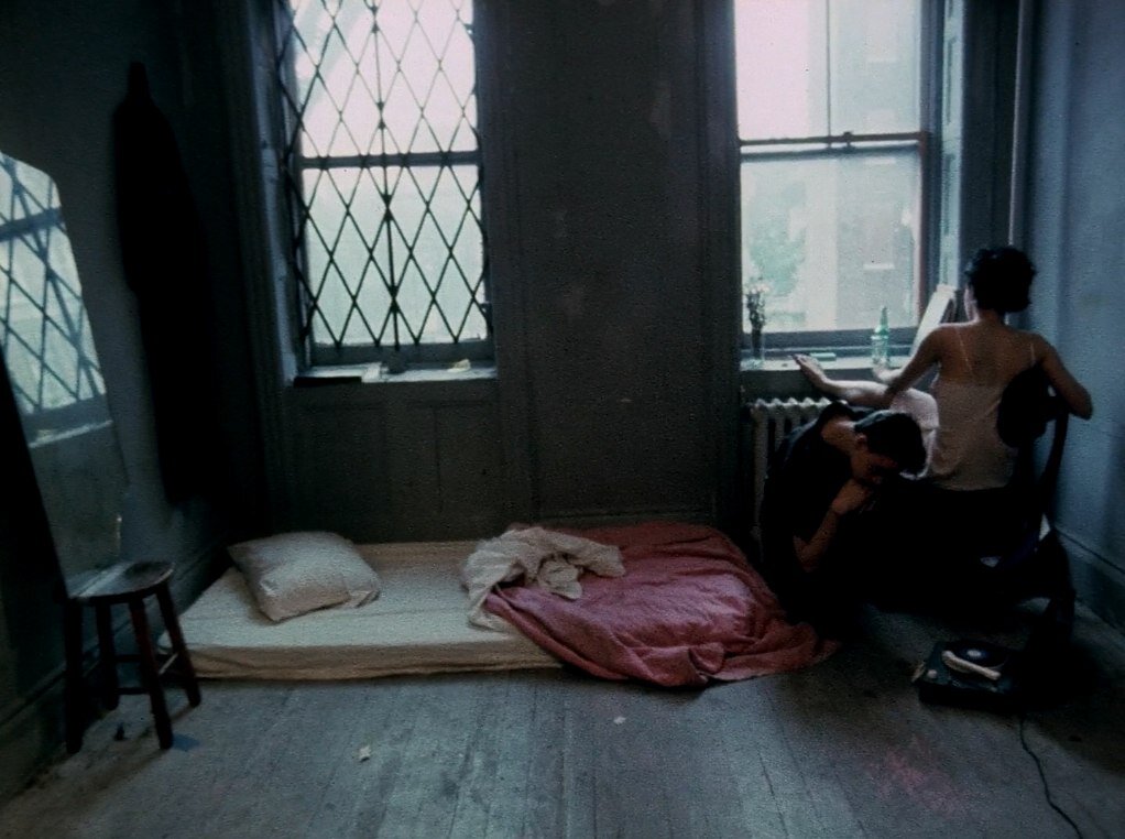 Несколько лет назад, когда стали доступными качественные цифровые камеры, появилась возможность снимать кино практически без денег. Я сам опробовал безбюджетное кинопроизводство, снимая фильм "Десятка". Оказалось, сделать полнометражное кино, не имея почти никакого бюджета, вполне реально.