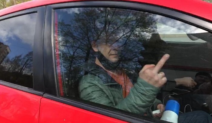 Члены "группы поддержки" УК "Профсервис", нападавшие на недовольных ее работой жителей. Кадр из видео в ВК-группе "ТСЖ "Варшавская 124" | Против "Профсервис" 