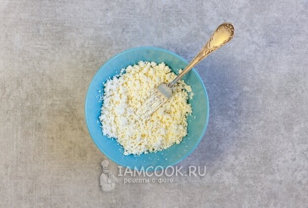 3. Поместим сыр в глубокую чашку и разомнём до однородной массы.