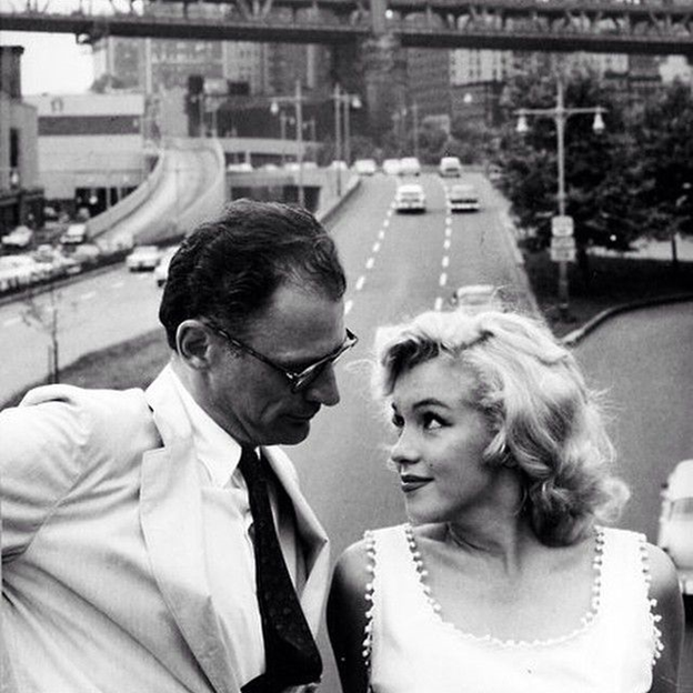 Источник: https://i.pinimg.com/736x/a8/41/09/a841094c58abe2f2dc6fe247775011fe--marylin-monroe-marilyn-monroe-photos.jpg.