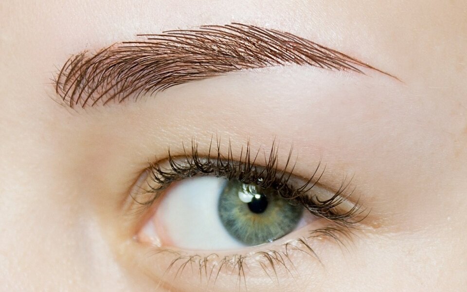 Безопасные практики микроблейдинга бровей