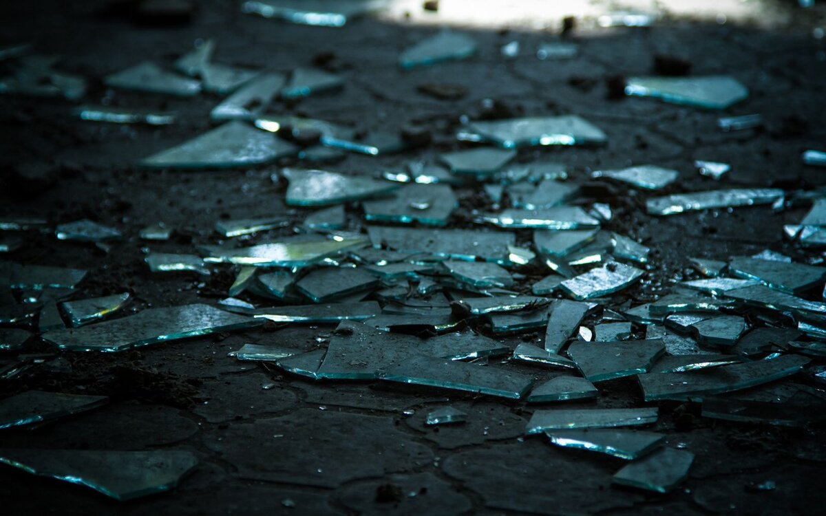 Broken рџ. Осколки стекла. Разбитые осколки. Битое стекло. Разбитое стекло на полу