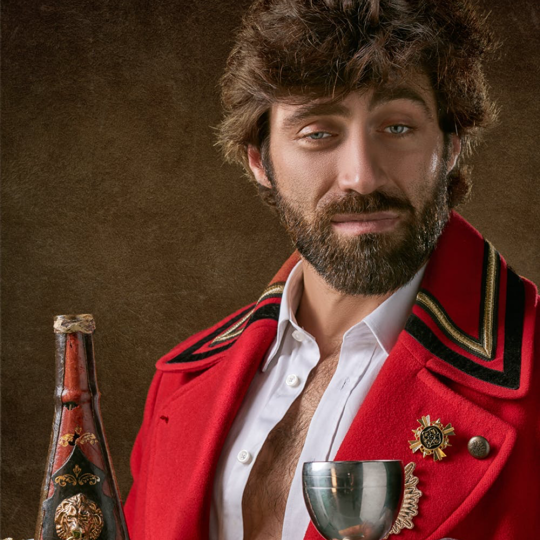 Парни утром. Мужчина с вином. Утро кофе мужчина. Мачо пить. Мачо пить.