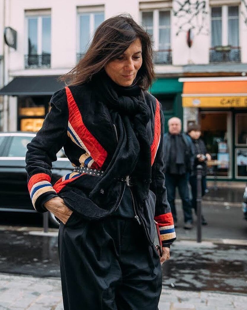 Звездный стиль: streetstyle луки главного редактора французского 'Vogue' Эммануэль Альт