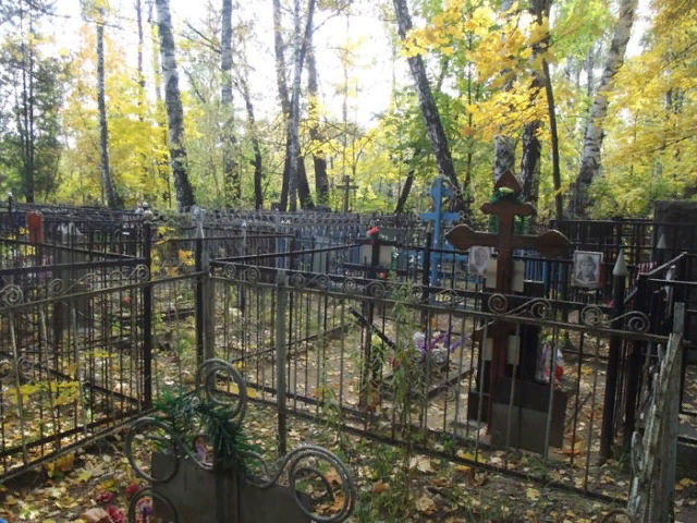 Посетитель на кладбище. Посетитель на кладбище. Посещать ли кладбище на 9 дней. Посещать ли кладбище на 9 дней. Парень плачет на кладбище.