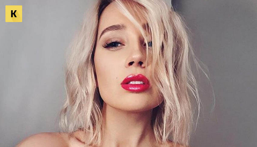 Здравствуйте! В этой статье мы расскажем вам, сколько зарабатывает известная российская певица и блогер Клава Кока. Вы узнаете, какие проекты являются ее основными источниками заработка, а также примерный ежегодный и ежемесячный доход от музыкальной карьеры и рекламы.

 
 
На чем зарабатывает Клава Кока

 
Для начала перечислим все источники дохода певицы, о которых упоминается в СМИ:

Живые сольные концерты.
Музыкальные фестивали и мероприятия, например, открытие парфюмерного магазина Л’Этуаль.
Разовые онлайн-выступления в прямой трансляции, организованные «Пятерочкой», Вконтакте в рамках VK Fest, МТС.
Роялти со стриминговых сервисов Вконтакте, Boom, Яндекс.Музыка, iTunes, Spotify.
Участие в рейтинговом телешоу «Орел и Решка» на телеканале «Пятница» в 2018 году. Снялась в 11 выпусках программы.
Написание саундтреков для реалити-шоу «Орел и Решка», «Пацанки».
Рекламные контракты с популярными брендами. Снималась в рекламе для ВТБ, «Перекресток», HUAWEI, Swatch, Maybelline и др.
Youtube-канал. На сегодняшний день насчитывает более 3,5 миллионов подписчиков, а количество просмотров превышает 650 млн. По данным портала Socialblade, минимальный ежемесячный доход канала klavdiacoca – 11 400 долларов, что составляет примерно 855 000 рублей. Эта цифра приблизительная.
Instagram и TikTok. На аккаунты Клавы Коки подписано 5 млн пользователей в Инстаграм и 5,3 млн в ТикТок. Рекламные посты в профиле появляются около 5 раз в месяц.
Данные о доходах от концертной деятельности были опубликованы на сайте музыкального телеканала RU.TV:

Выступление в Москве – 700 тысяч рублей.
Концерт в регионе – 500 тысяч рублей.
Участие в корпоративе или на закрытой вечеринке – 1 млн руб.
Уточним, что по заявлению источника, сама певица получает 25%, то есть от 125 000 до 250 000 рублей за выступление. Остальная сумма уходит лейблу Black Star.

В августе 2020 года вышла статья в журнале Forbes, посвященная Клаве Коке. В ней были указаны следующие цифры:

Интеграция в музыкальный клип – 700 тысяч рублей.
Разовая реклама на Ютуб-канале – 495 тысяч рублей.
Пост в Инстаграм – 440 тысяч за фотографию, 605 тысяч рублей за видеоролик.
Что касается долгосрочных рекламных контрактов с брендами, то примерную стоимость озвучили в коммуникационном агентстве «Лампа» – около 10 миллионов рублей.

Доход в месяц

 
Сведений, которые были бы 100% достоверными, нет, поскольку певица не попадает в списки Forbes или рейтинги других экспертных изданий. Обладая лишь общей информацией, мы можем предположить, сколько зарабатывает Клава Кока в месяц. По нашим оценкам ее ежемесячный доход составляет около 3,3 миллиона рублей.

Заработок в год
Журналисты Forbes спрашивали нескольких экспертов в сфере отечественного шоу-бизнеса о том, сколько зарабатывает певица. По оценке аналитиков Клава Кока могла получить около 40 миллионов рублей в 2019 году и примерно 15 млн руб. за первое полугодие 2020 г.

Данный доход состоит из гонораров за выступления на концертах и корпоративах, выплат со стриминговых сервисов. Заработок от рекламных контрактов и соцсетей в эти расчеты не входит.