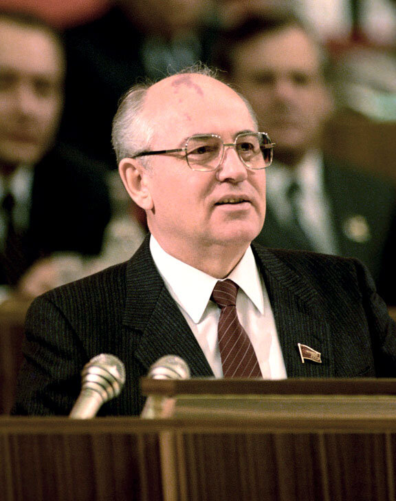Горбачев выступает на XX съезде ВЛКСМ. Фото из открытых источников.