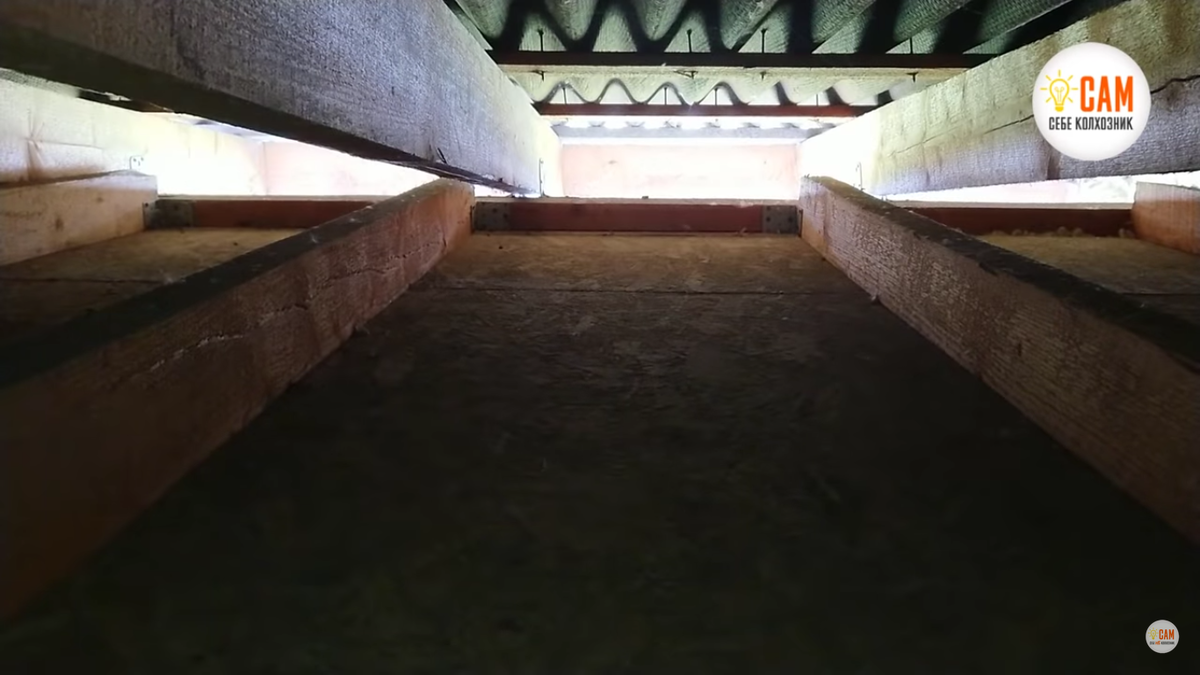 Буду пилить с чердака перекрытие, чтобы понять есть ли плесень внутри потолка.