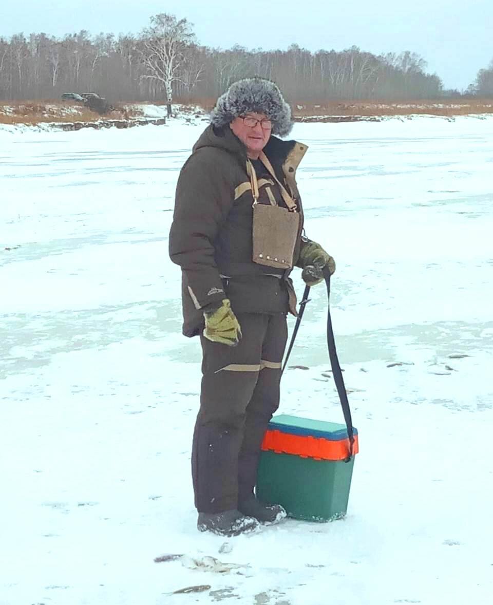 Вот он верный спутник рыбака, выполняет команду: "к ноге!".