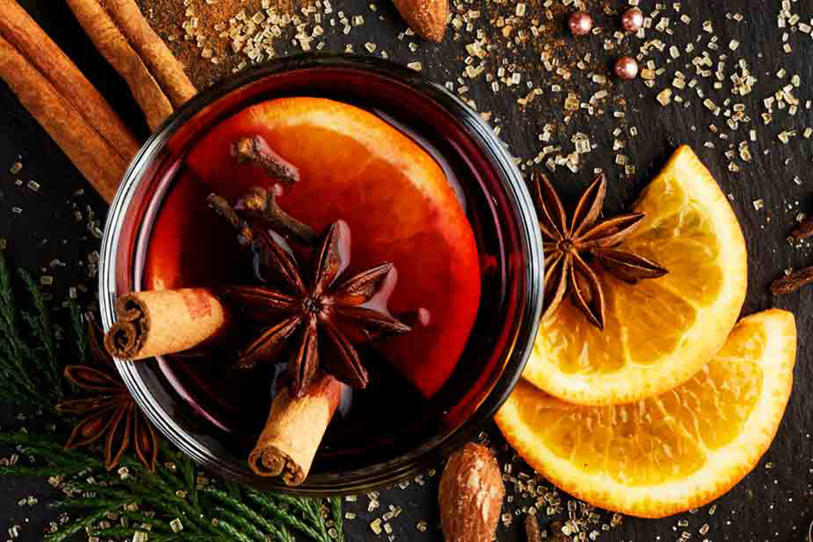 -корочки апельсина 1 ч.л;
-чёрный чай (без ароматизаторов) 1 ч.л;
-корень имбиря 1 ч.л;
-листья мелисы 4 шт;
-гвоздика 3 шт;
-горошины перца 4 шт;
-палочки корицы 2 шт;
-анис 3 звёздочки;
-мёд или сахар;