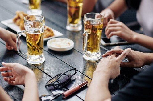 Достаточно удержаться от спиртного несколько раз в компании, потом будет проще