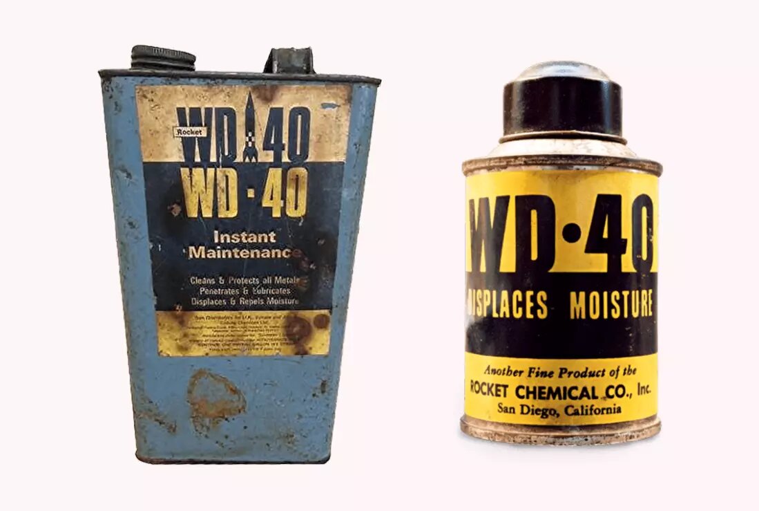 Ранние упаковки WD-40. На той, что слева, изображена ракета — как напоминание.