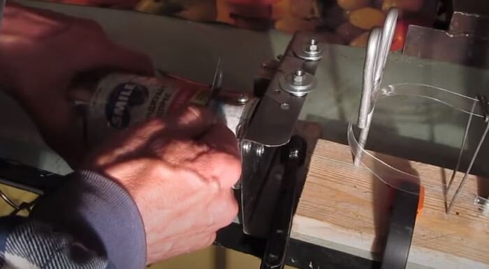 Устанавливаем бутылкорез. /Фото: youtube.com.