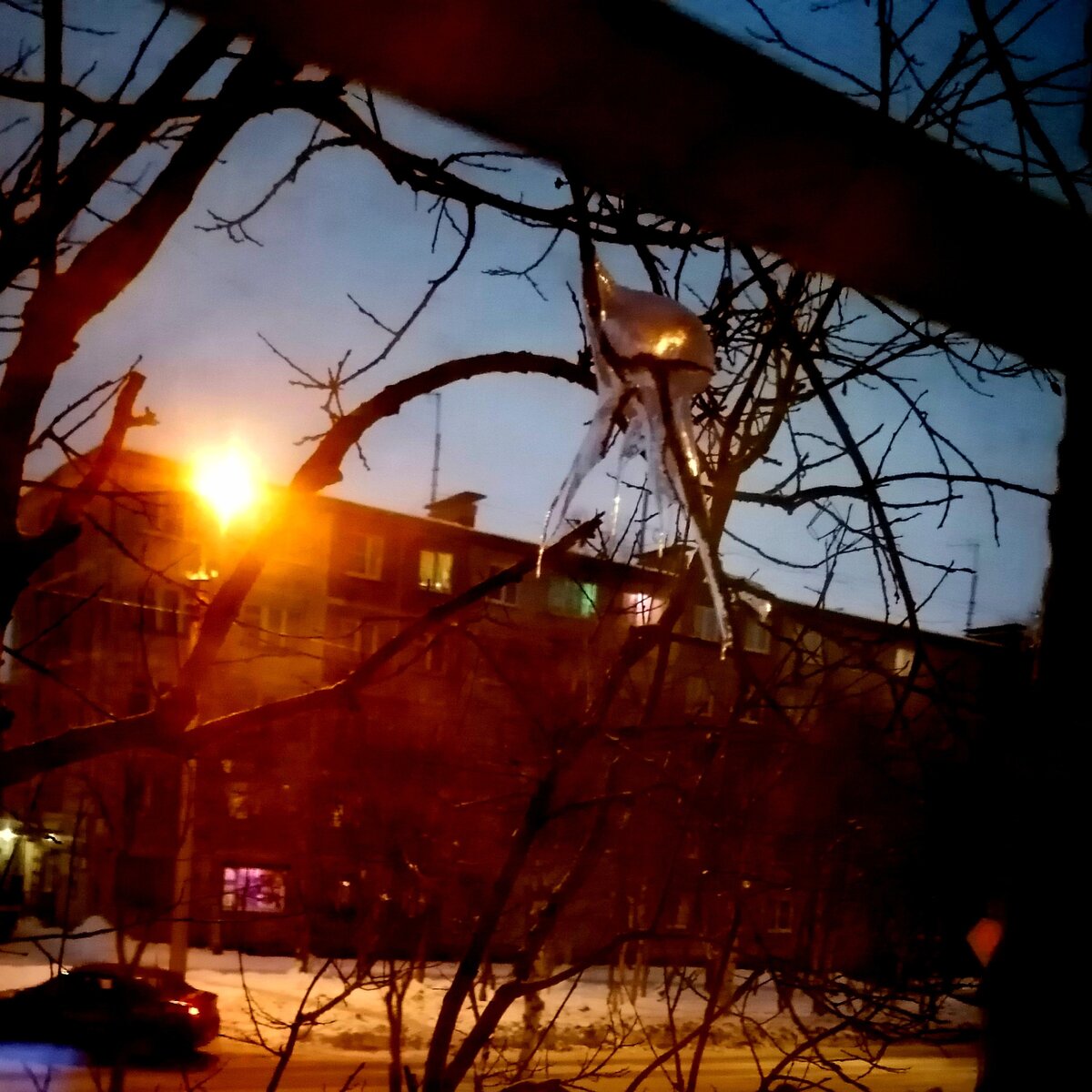 Фото из личного архива. Время 14.00. Горит фонарь