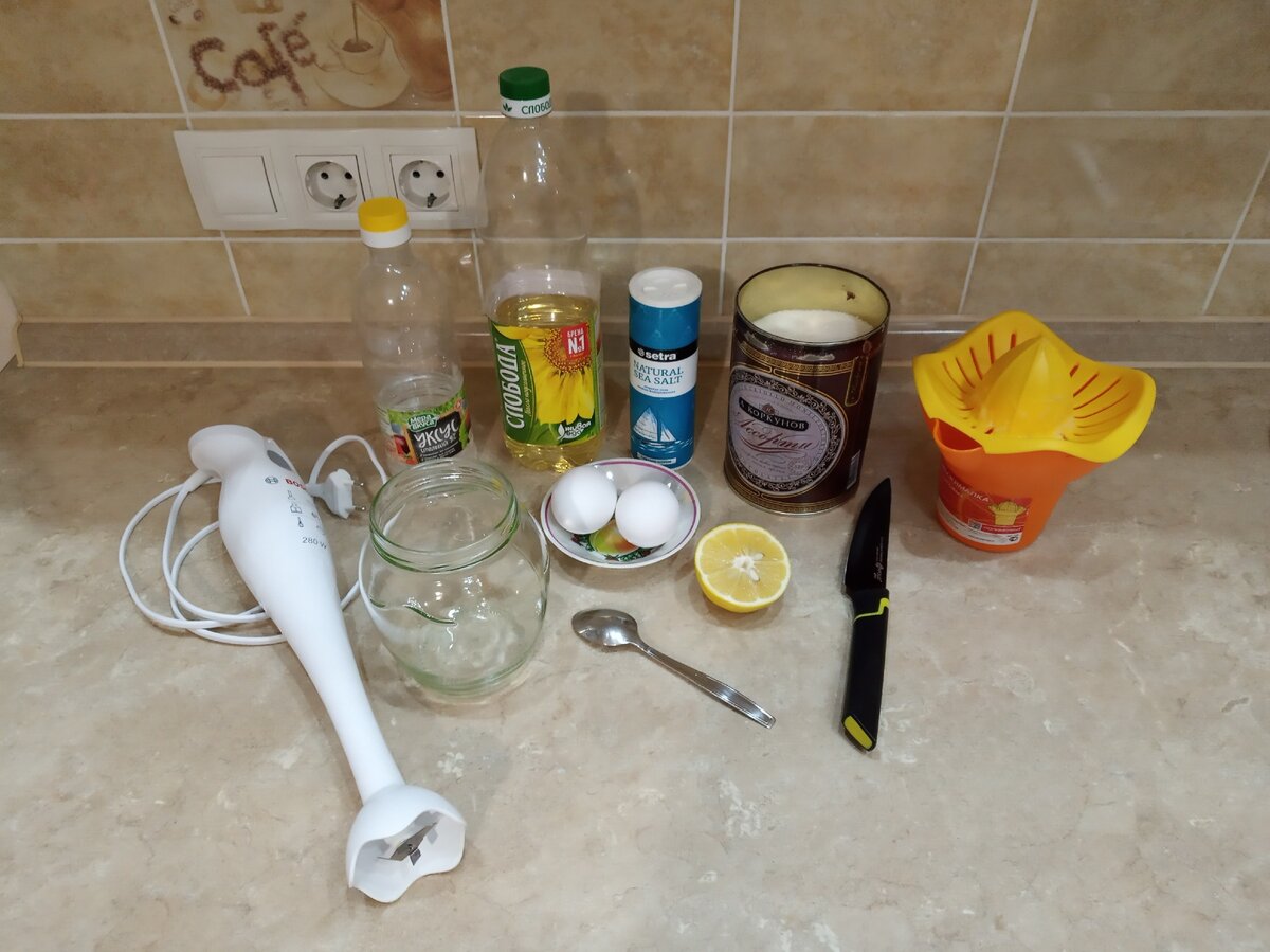 На фото все, что нужно для приготовления домашнего майонеза