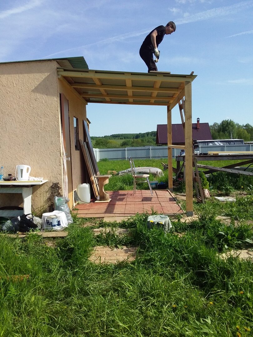Сын пришивает профнастил 