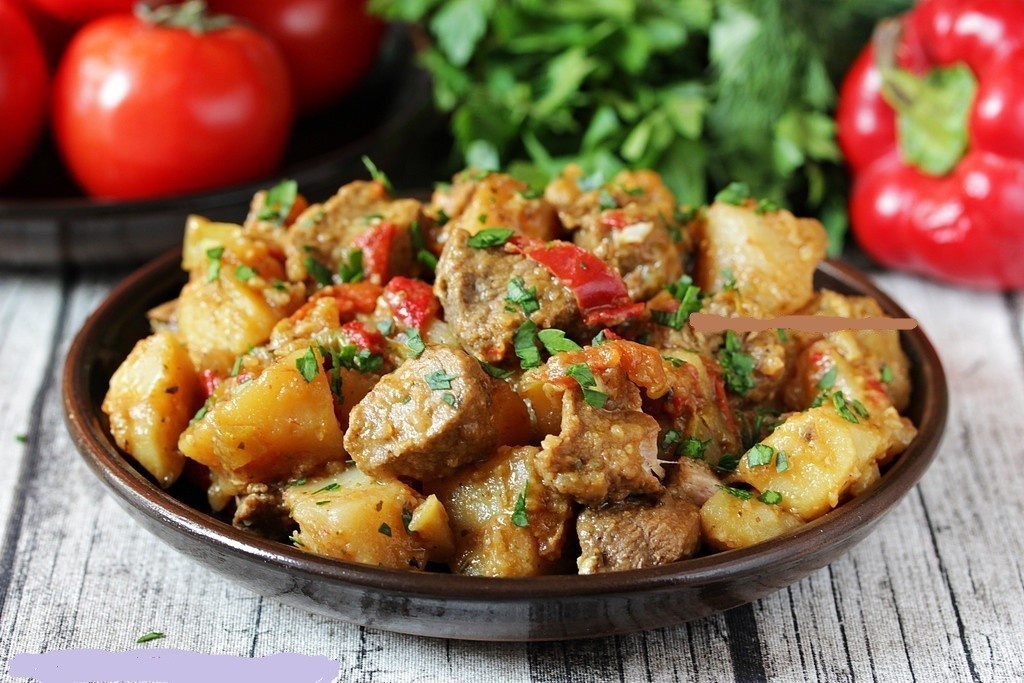 Жаркое по-житомирски. 
 
Ингредиенты 
-Картошка - 0.5 кг. 
-Свинина - 0.5 кг. 
-Грибы свежие - 200 г. 
-Сало - 100 г. 
-Морковь - 2 шт. 
-Лук - 2 шт. 
-Чеснок - 1 головка 
-Чили - по вкусу 
-Укроп - по вкусу 
-Соль, перец - по вкусу. 
 
Приготовление 
Мелко порезать сало и растопить на сковородке, добавить мясо порезанное кусочками и поджарить. 
Мясо переложить в казанок, а в жире обжарить картошку, затем тоже переложить в казанок. 
Тоже проделать и с грибочками. 
В остатке жира поджарить чеснок, лук и морковь. Все всыпать в казанок. 
В казанок добавить специи и залить кипятком. Поставить тушить на медленном огне. 
При подачи посыпать зеленью и чесноком. 
Приятного аппетита!