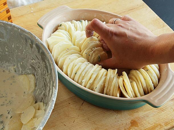Этот рецепт картофельного гратена Hasselback обеспечивает весь сливочный декаданс классического картофельного гратена, но с более хрустящими краями.-2