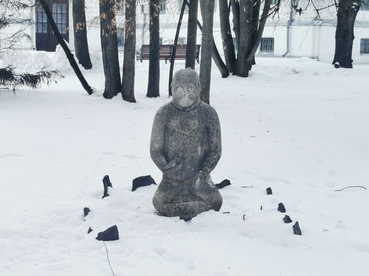 Этот балбал "держит" в правой руке птицу.