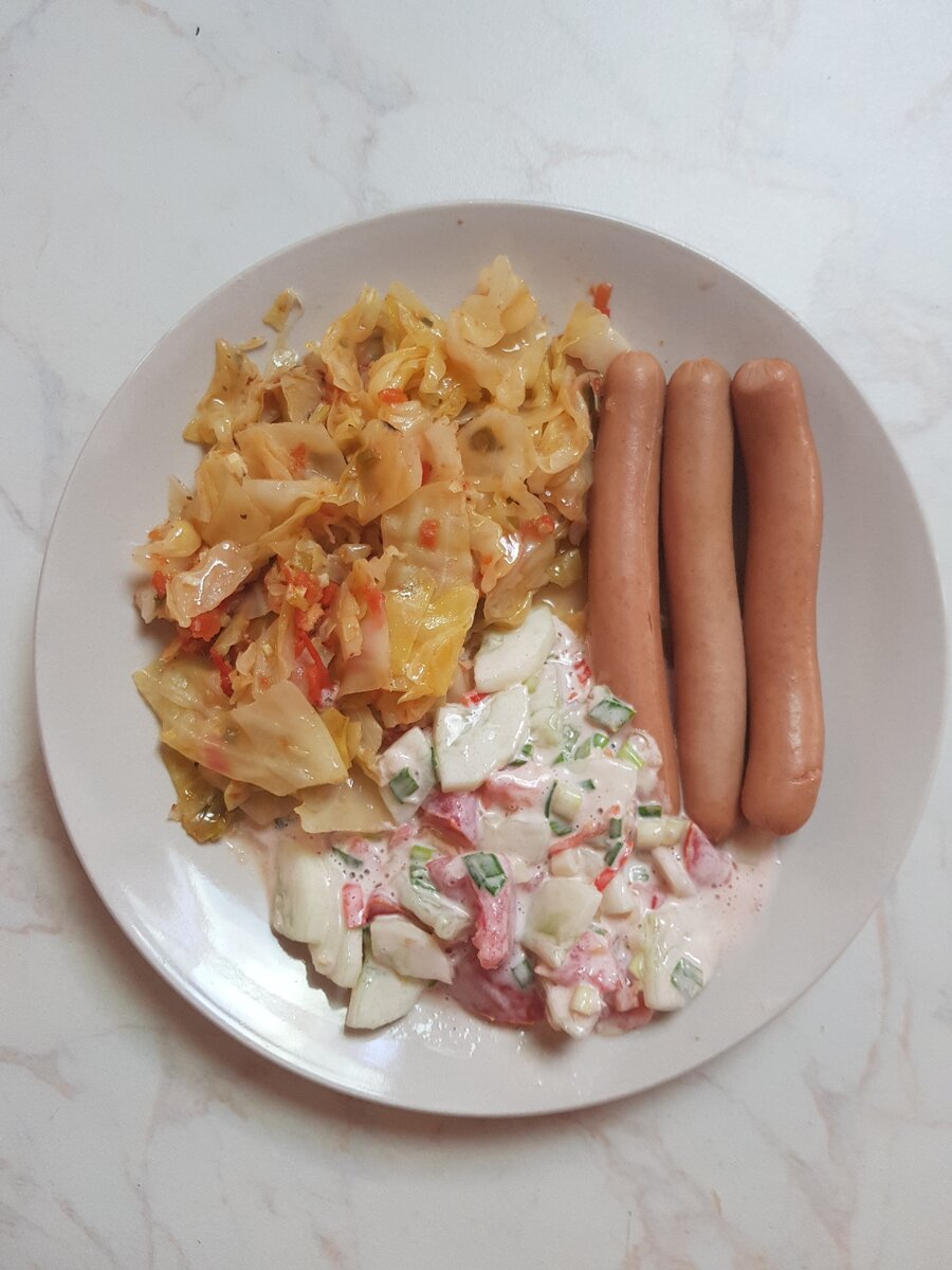 Это вариант капусты с салатом и сосисками