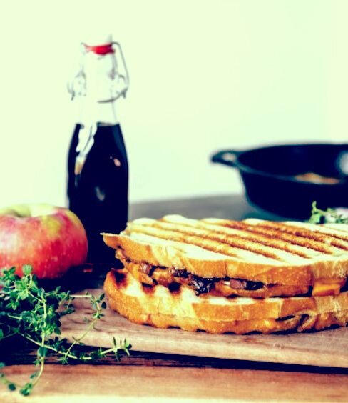Горячие бутерброды с жареным луком, яблоками и беконом