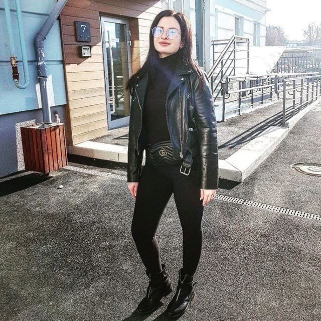 Я с репликой Гуччи на поясе.