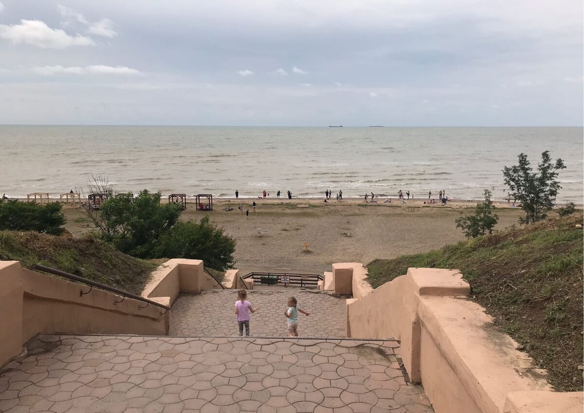 Спуск к морю по лестнице в центре пляжа