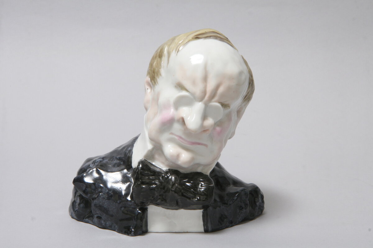 Кукрыниксы (модель). Варвара Фрезе (роспись). Бюст артиста Качалова. Дружеский шарж. 1935. ЛФЗ. Высота 15,5 см. Государственный музей керамики в Кусково / ФР 4161. Госкаталог: 12147424. Источник: kuskovo.museum-online.moscow