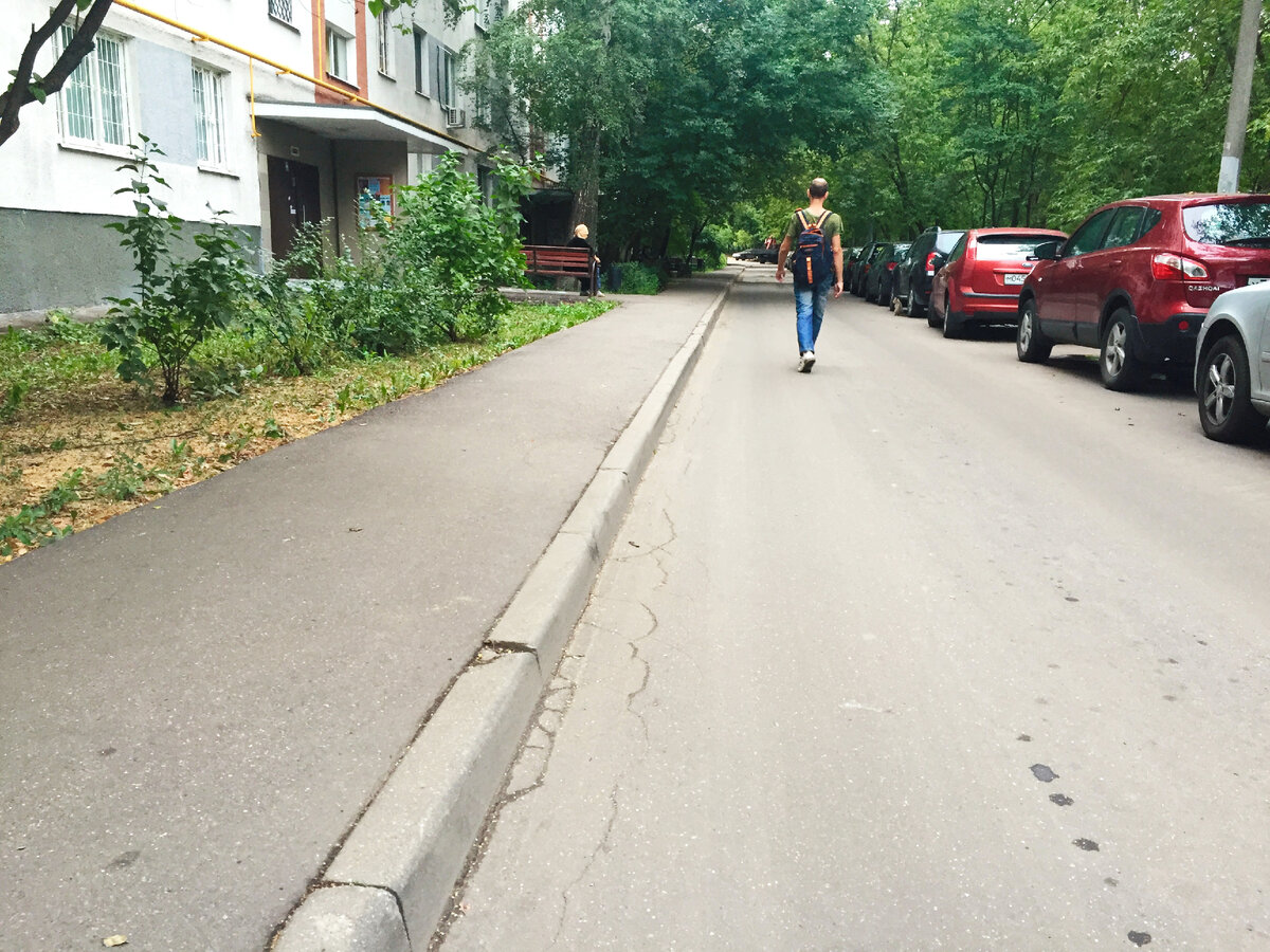 В этом дворе бордюр и асфальт меняли три года назад. Примерно так бордюр выглядит, когда по мнению московских властей, он считается "старым" и требующим замены.