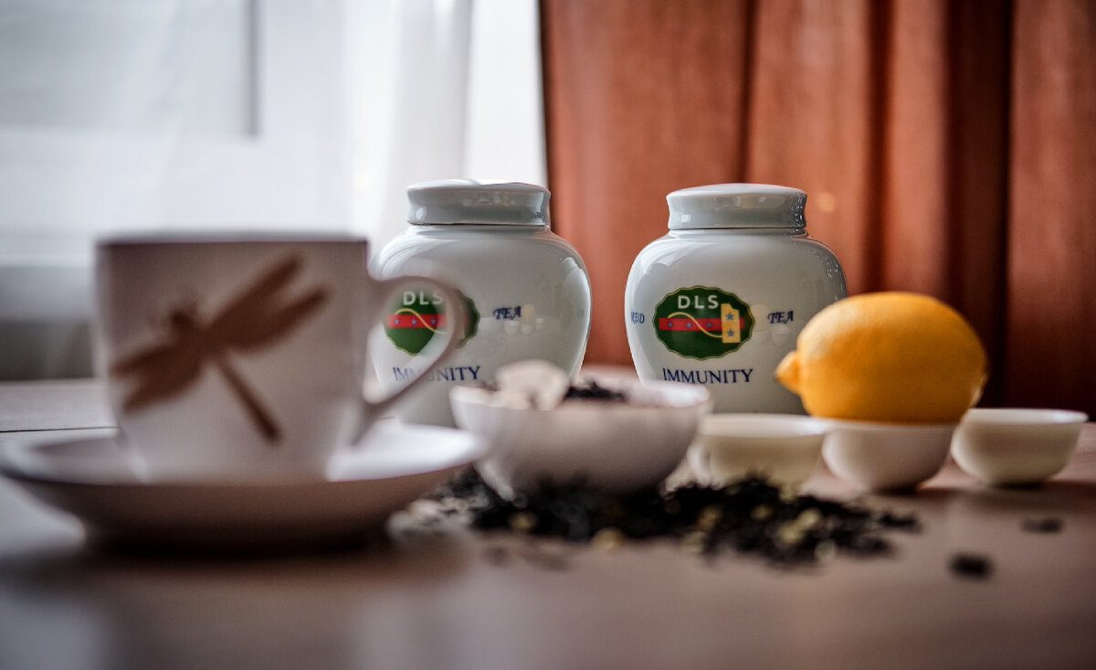 Самая яркая и ценная новинка последнего времени - красный чай Red DLS Tea Immunity. Он буквально помогает обновить организм, улучшает работу внутренних органов, насыщает его клетки и ткани витаминами и минералами. А значит, с ним вы надолго забудете о вялости, сонливости, простудах, инфекциях и прочих неприятностях со здоровьем.  Смесь, полученная из особых чайных листьев, плодов и цветов целебных растений, обновляет тело изнутри, помогая улучшить работу всех его органов и систем.
