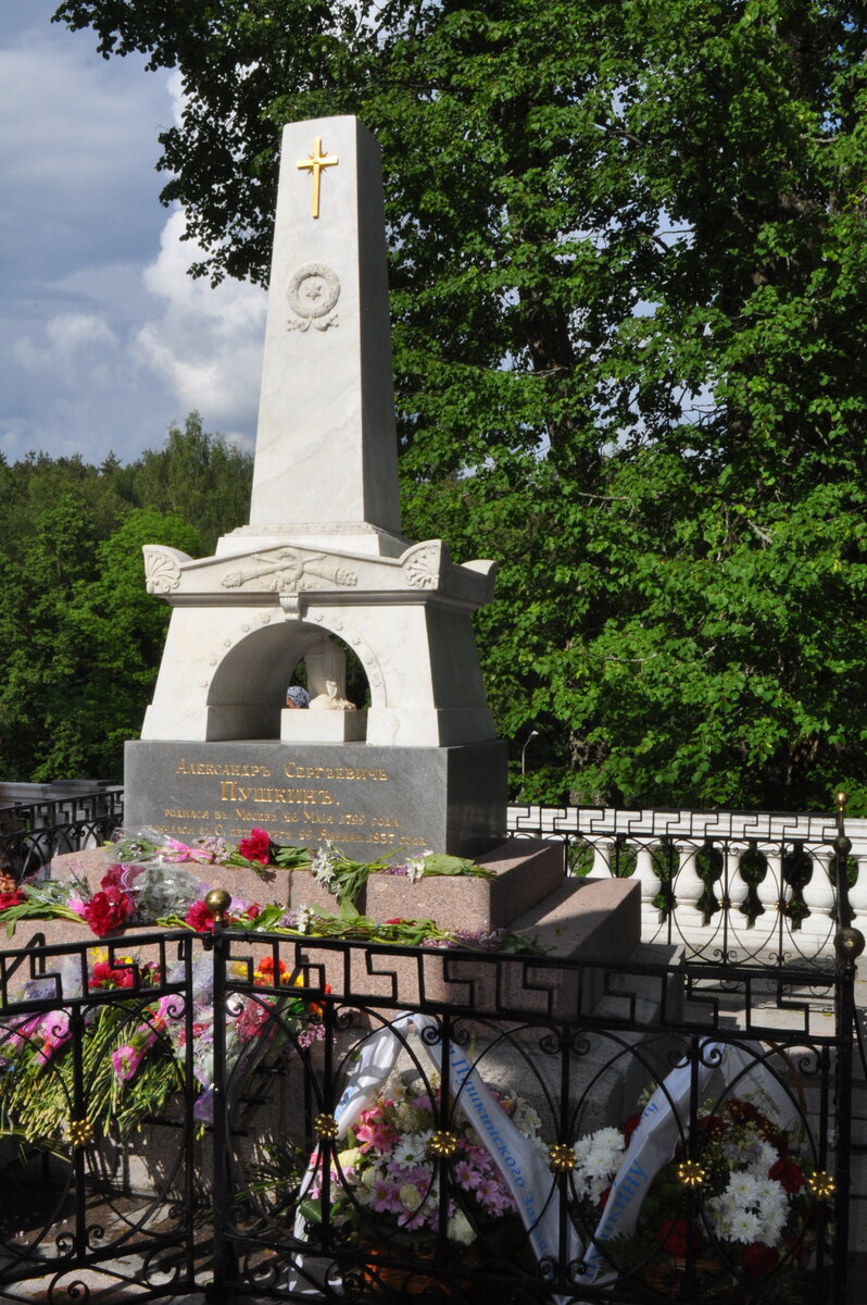 Памятник на могиле А.С. Пушкина в Святогорском Свято-Успенском монастыре.