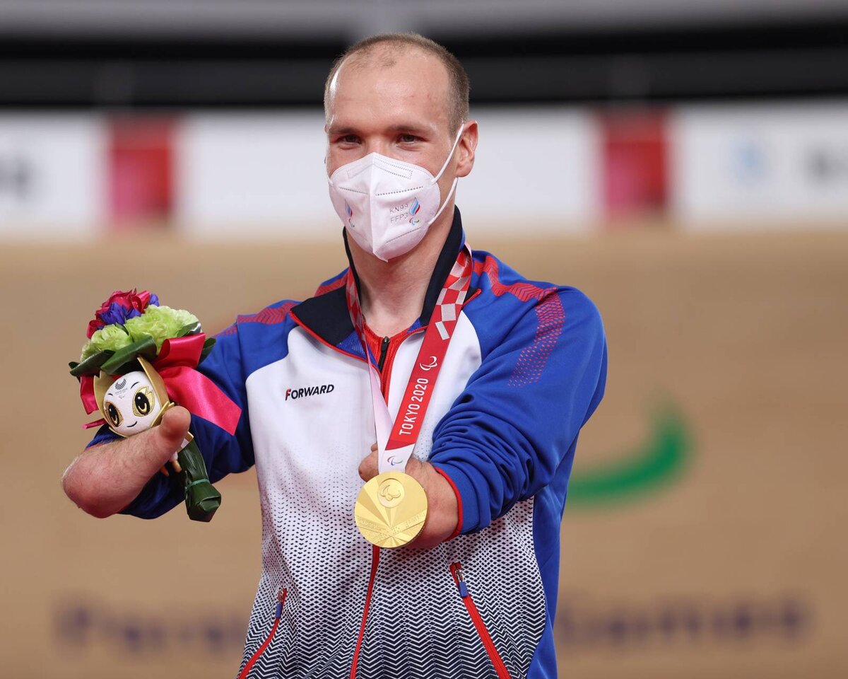Михаил Асташов с золотой медалью Токио-2020