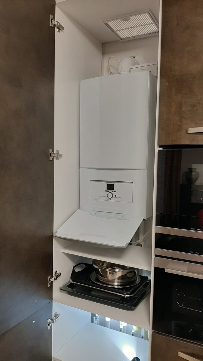 Котел газовый, двухконтурный, Vaillant, аккуратно спрятан в кухонном гарнитуре. Для обслуживания тесновато. Пригород Казани.