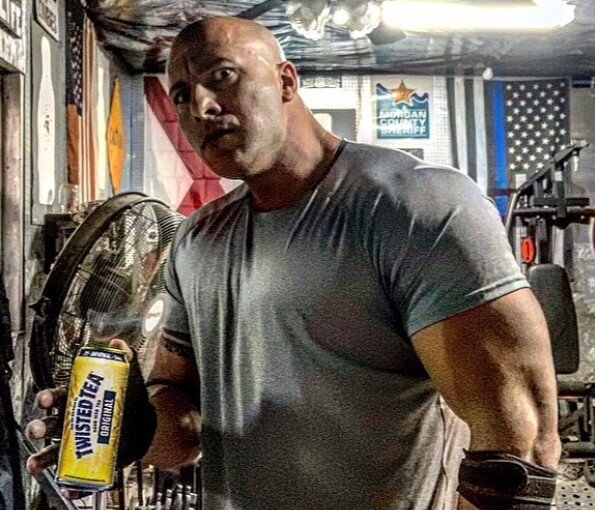 дуэйн скала джонсон и его дублер. двойник дуэйна. дуэйн джонсон 2023. двойник дуэйна джонсона. таноай рид и дуэйн джонсон.