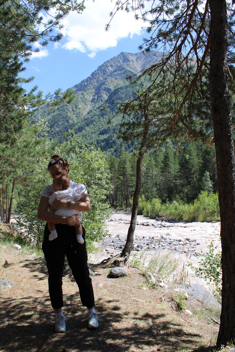 Дочке 4 месяца. За спиной горная река Баксан. Окрестности Эльбруса. 