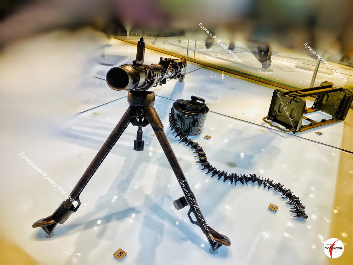 единый пулемет MG-34: емкость магазина 50/75/250 патронов, дальность 3500 метров, справа ручная переноска на 2 магазина по 75 патронов