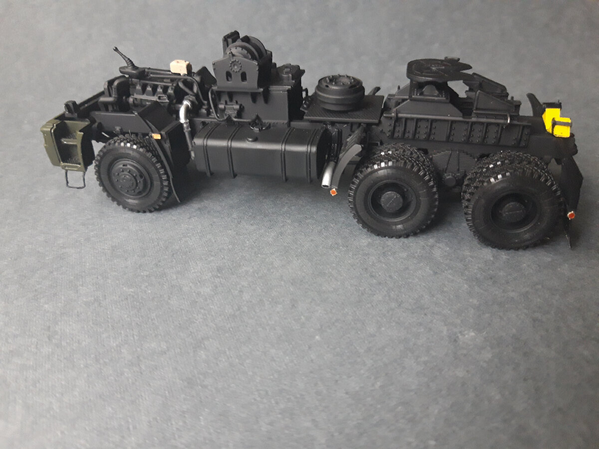 Катафоты установлены из фототравления от Петрограда окрашен Тамия XF-16. лак Х-26
Подножки также из фототравления