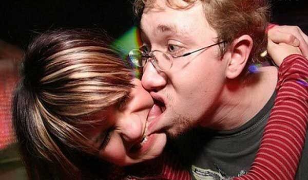 Пример того, как нельзя целоваться никогда. Бедный парень 🙂