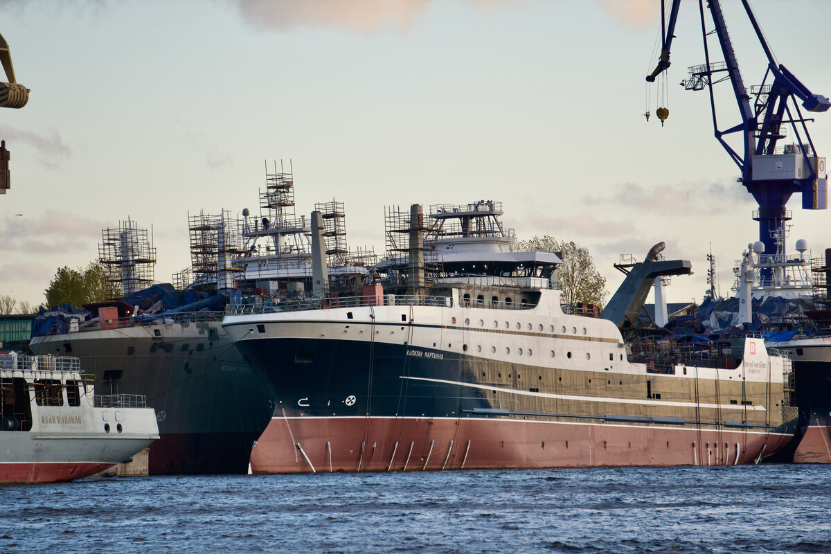 Супертраулеры "Капитан Мартынов" и "Механик Маслак", октябрь 2021г.