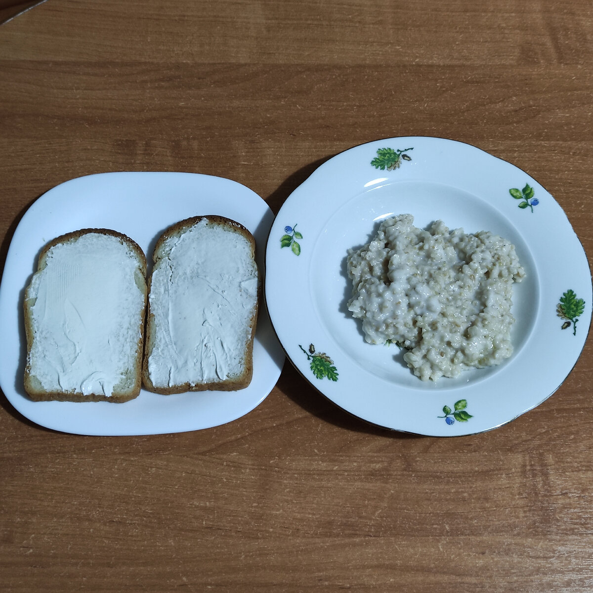 Каша овсяная на воде, бутерброды с творожным сыром и цикорий с сахарозаменителем. 