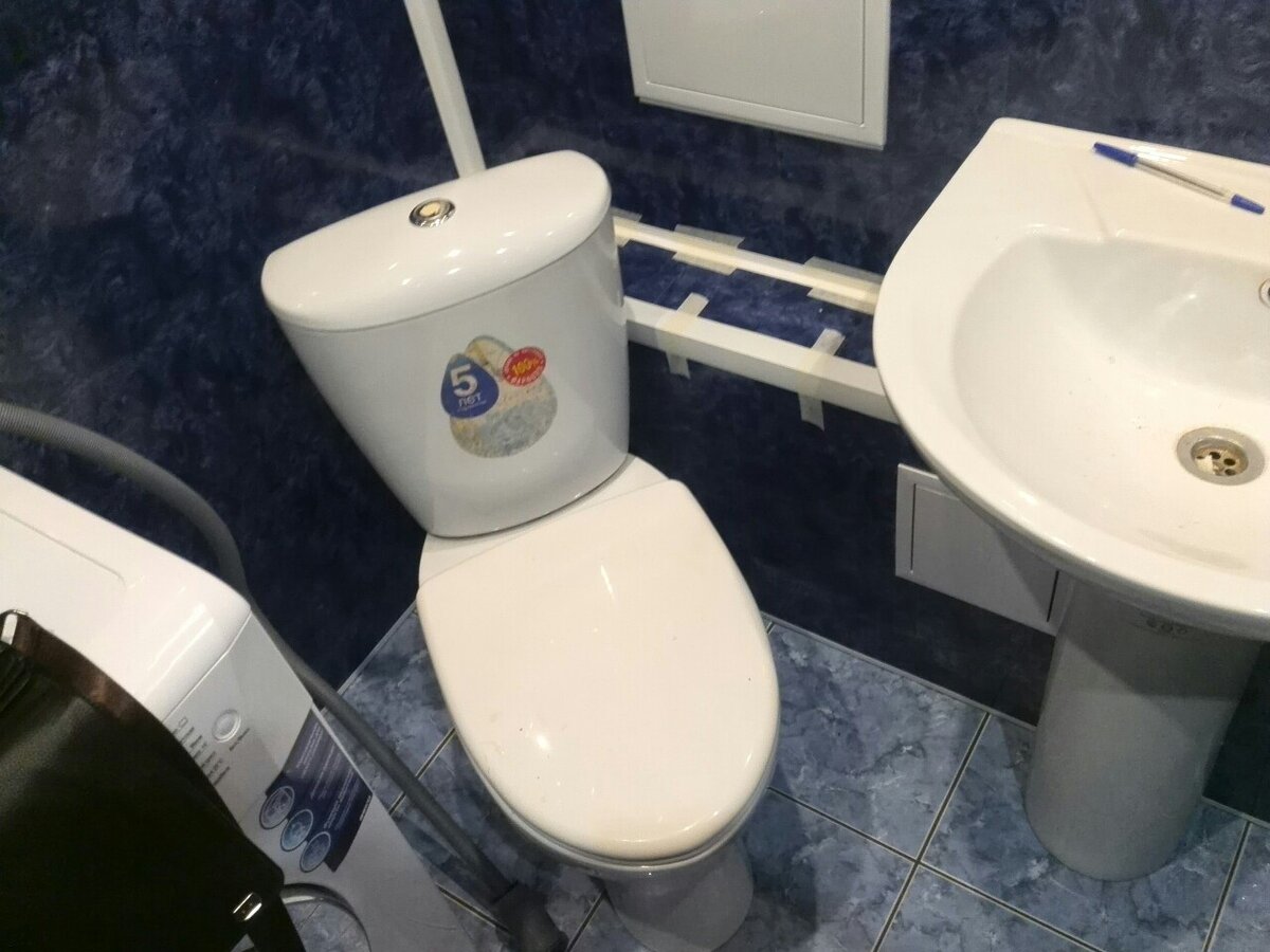 Фото можно листать! Унитаз установлен наискосок - для рационального использования места