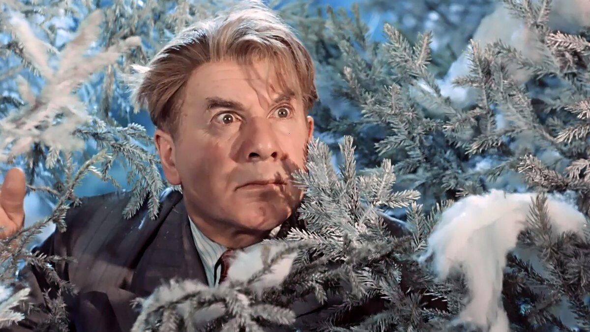 Игорь Ильинский в роли Огурцова. Кадр из фильма (источник фото: https://www.culture.ru/events/938469/onlain-translyaciya-rubriki-kino-navigator-karnavalnaya-noch)