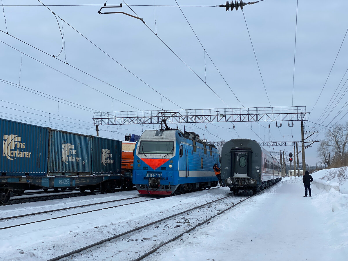 На втором пути — электровоз, который довёз вагоны до Арзамаса-1