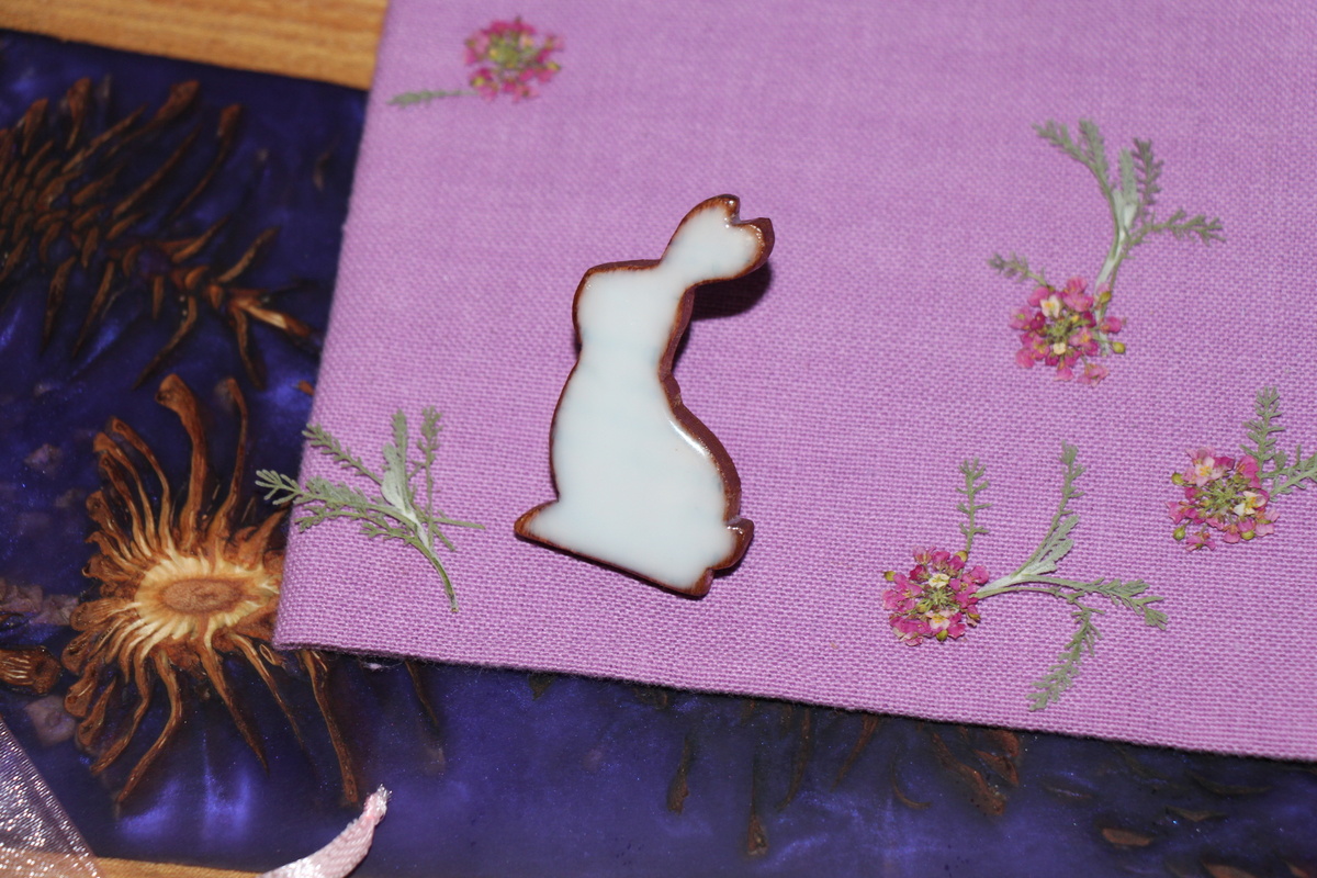 Брошь "Зайка" , дерево ясень, эпоксидная смола, длина до кончиков ушей 5 см, ирина 3,5 см.