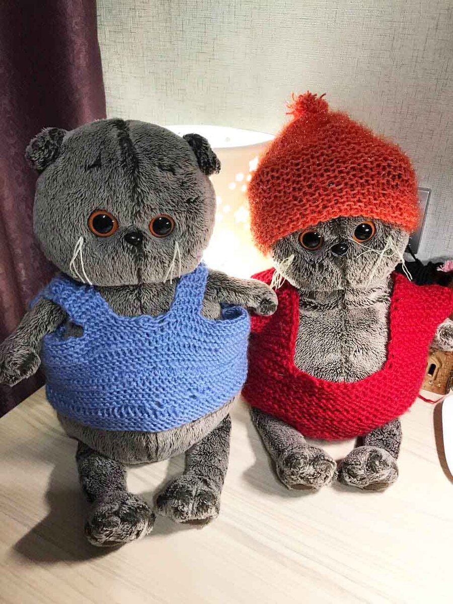 Басики радуются новым нарядам. Вязали Злата и Уля